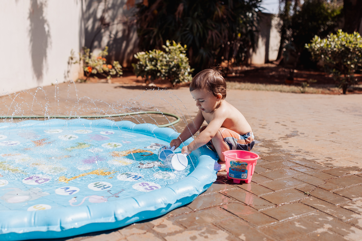 criança brincando com água 