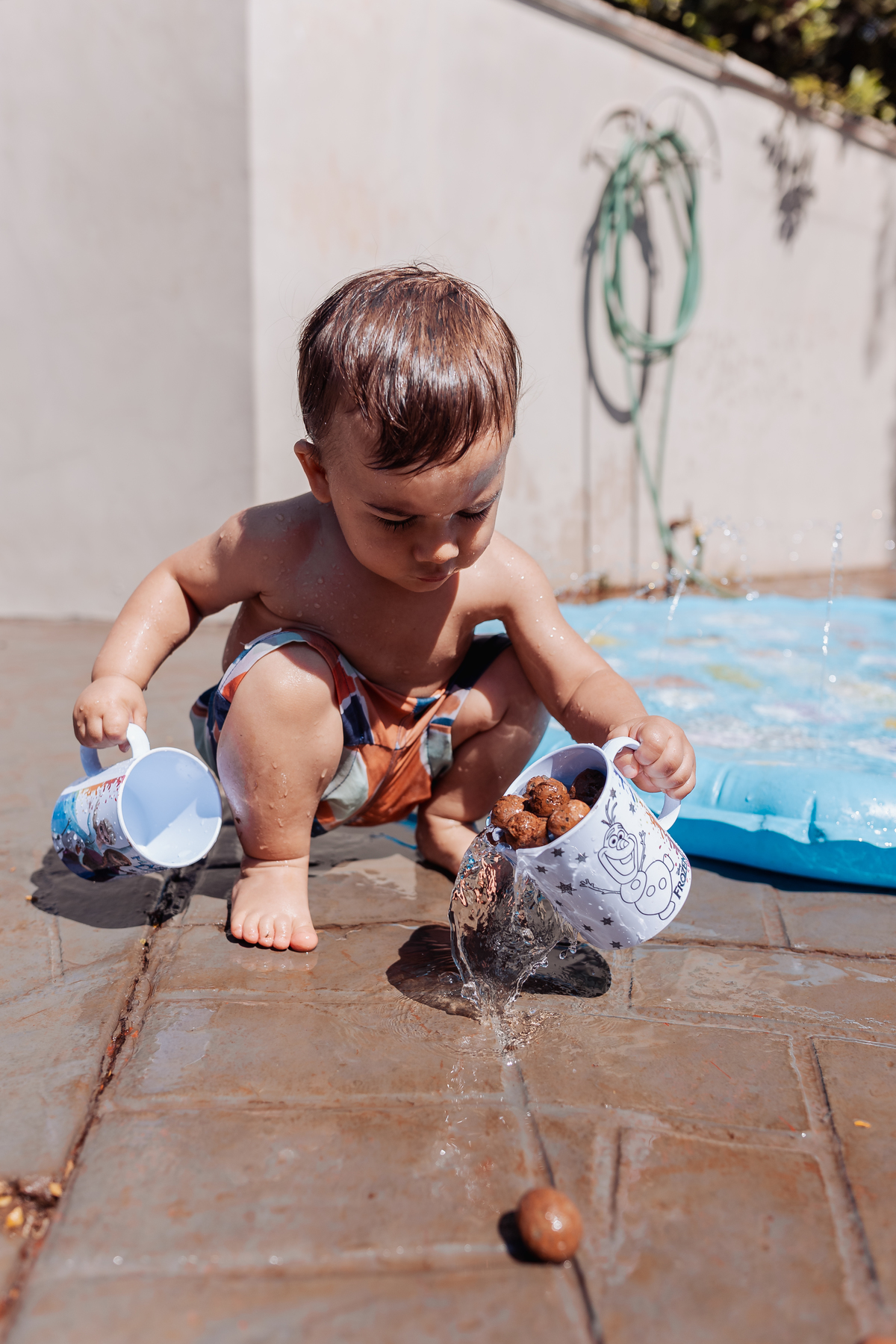 criança brincando com água 