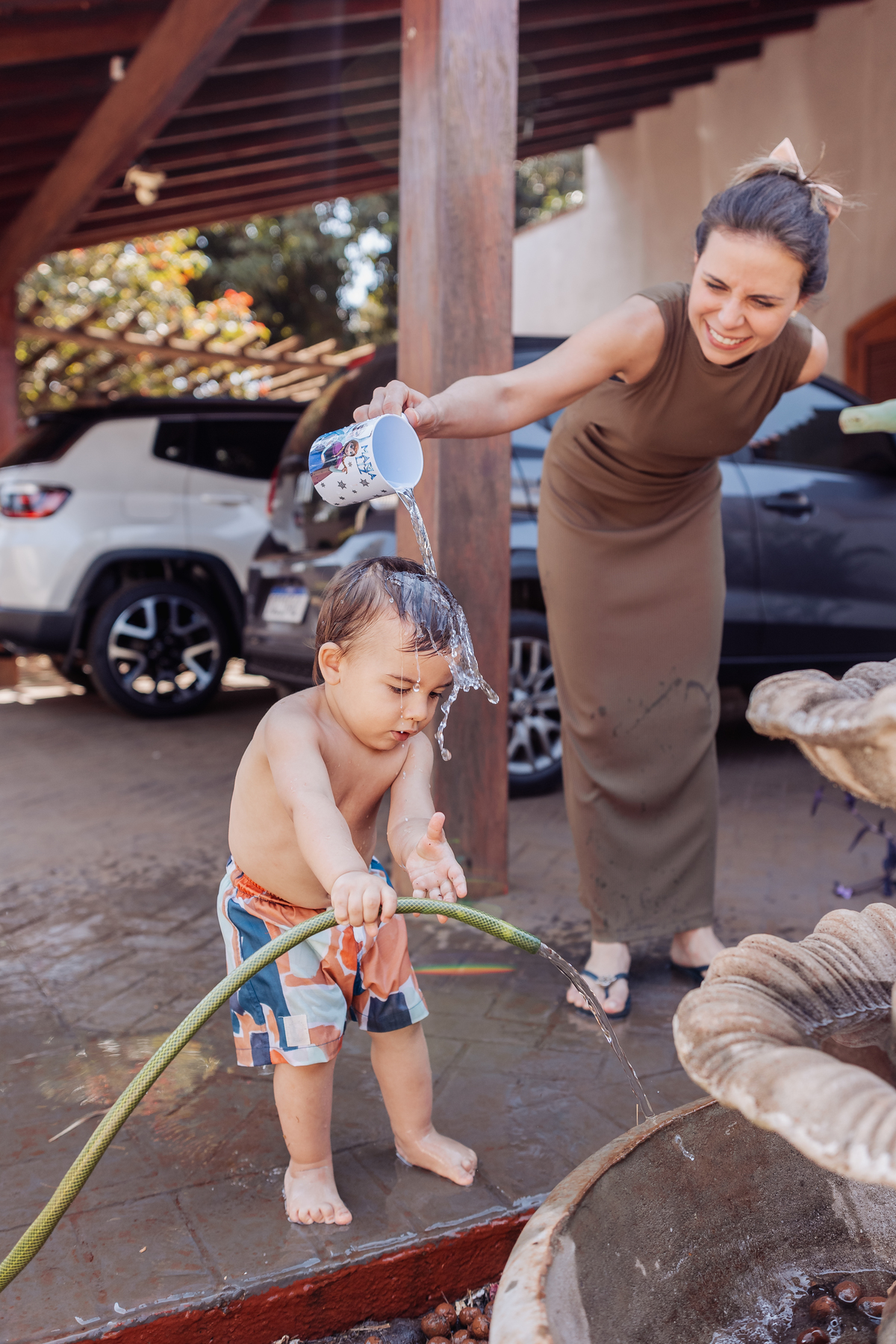 criança brincando com água 