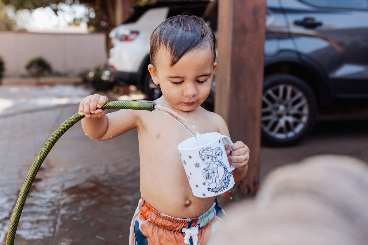 criança brincando com água 