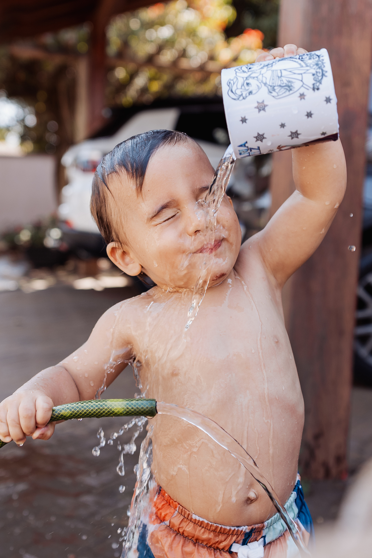 criança brincando com água 