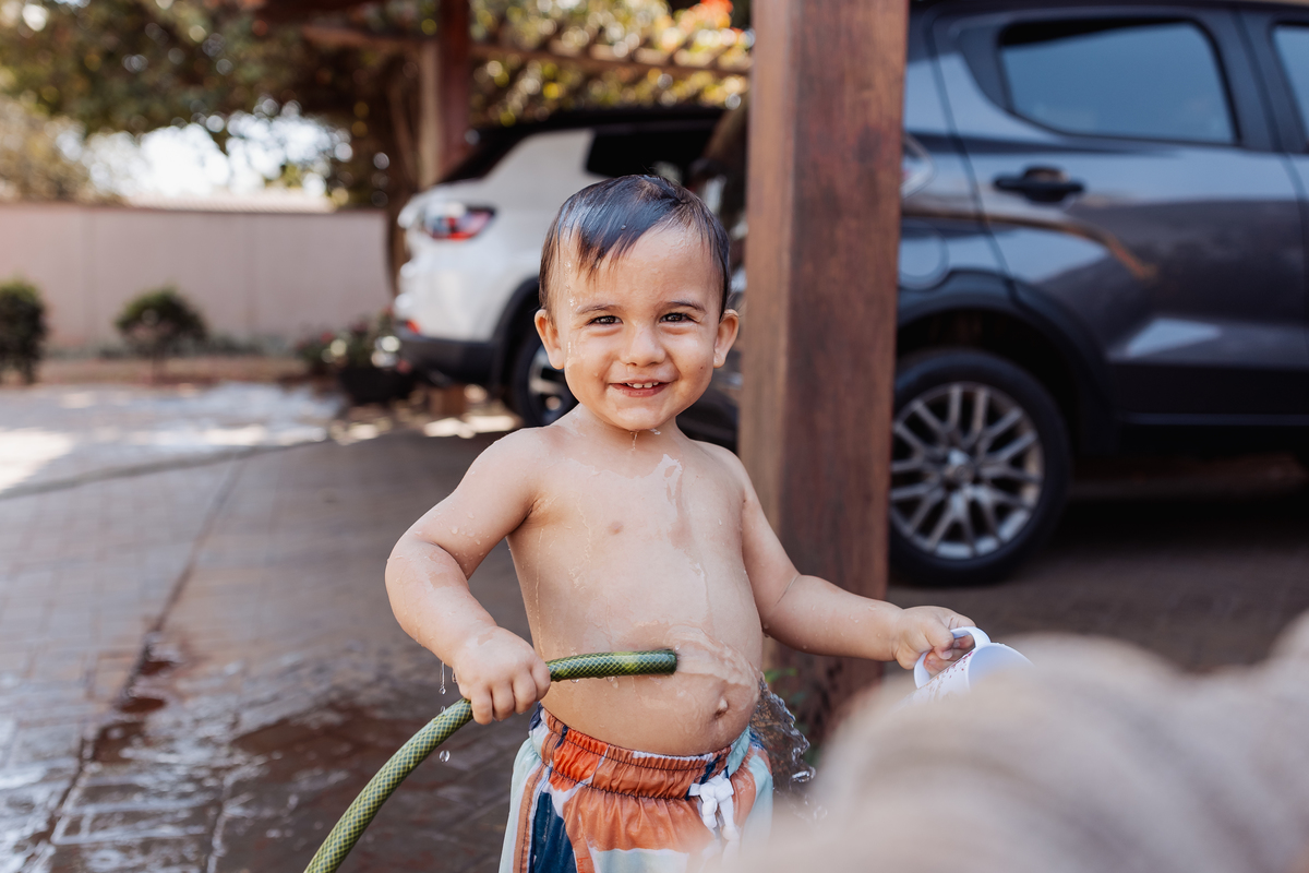 criança brincando com água 