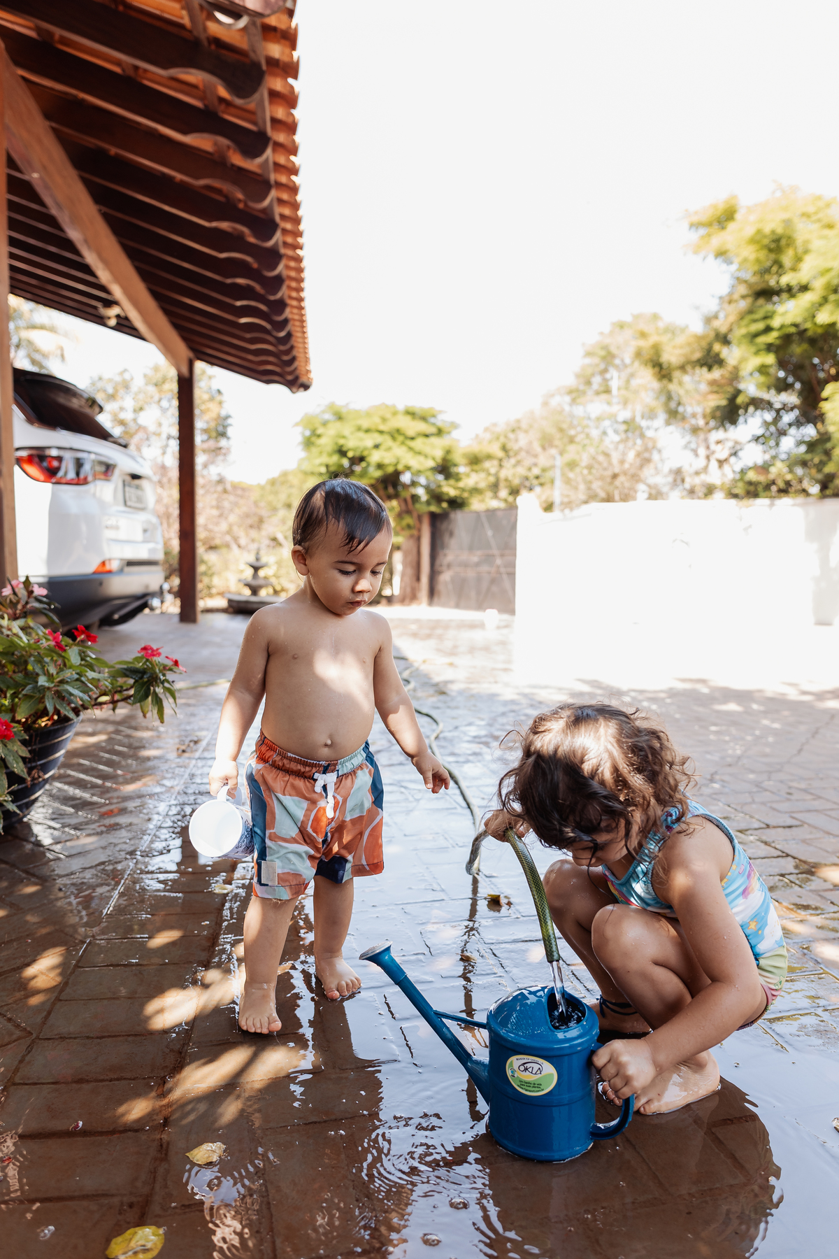 criança brincando com água 
