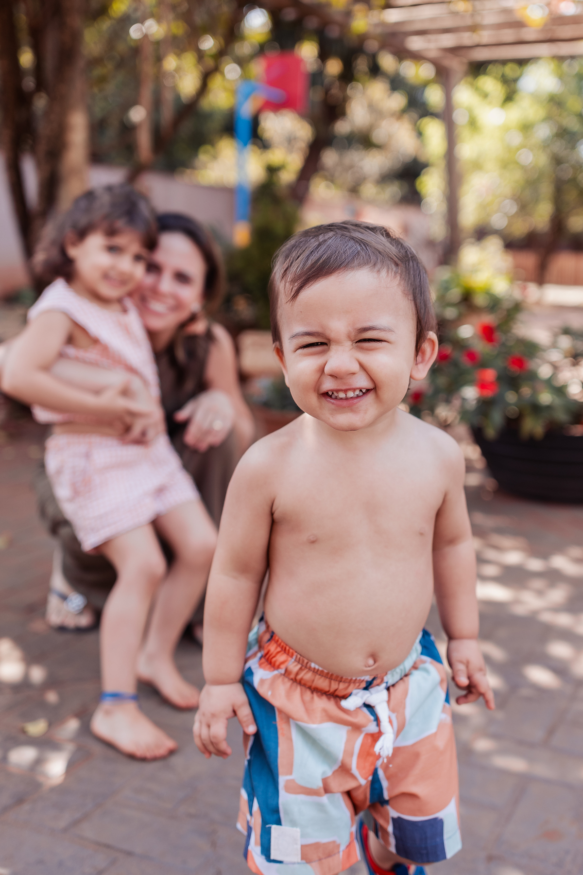 criança brincando com água 