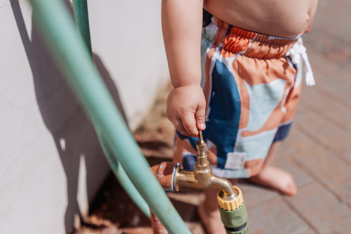 criança brincando com água 