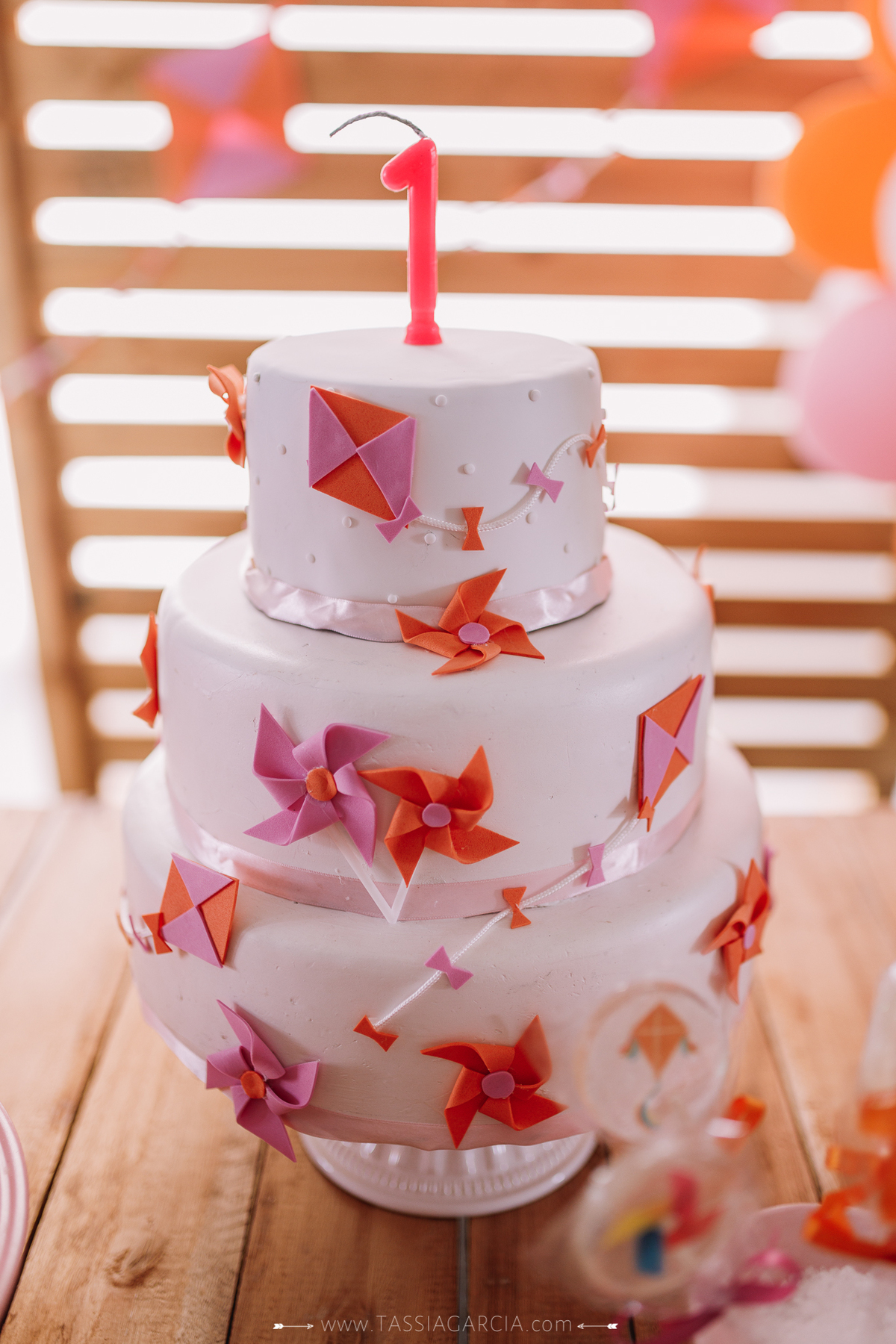 festa em casa quarentena decoração catavento e pipa 1 aninho ribeirão preto tássia garcia fotografia bolo decorado