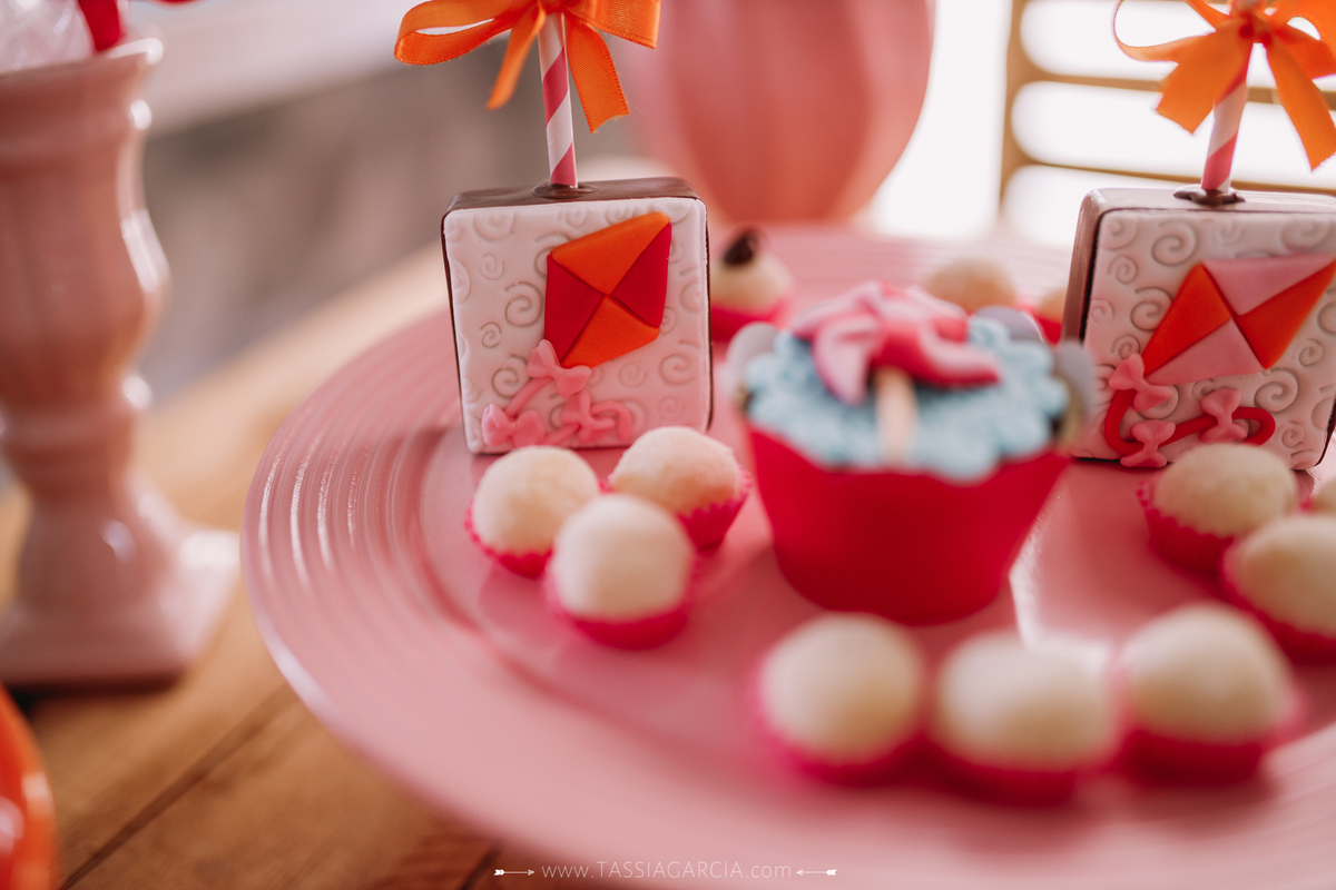 festa em casa quarentena decoração catavento e pipa 1 aninho ribeirão preto tássia garcia fotografia cup cake decorado