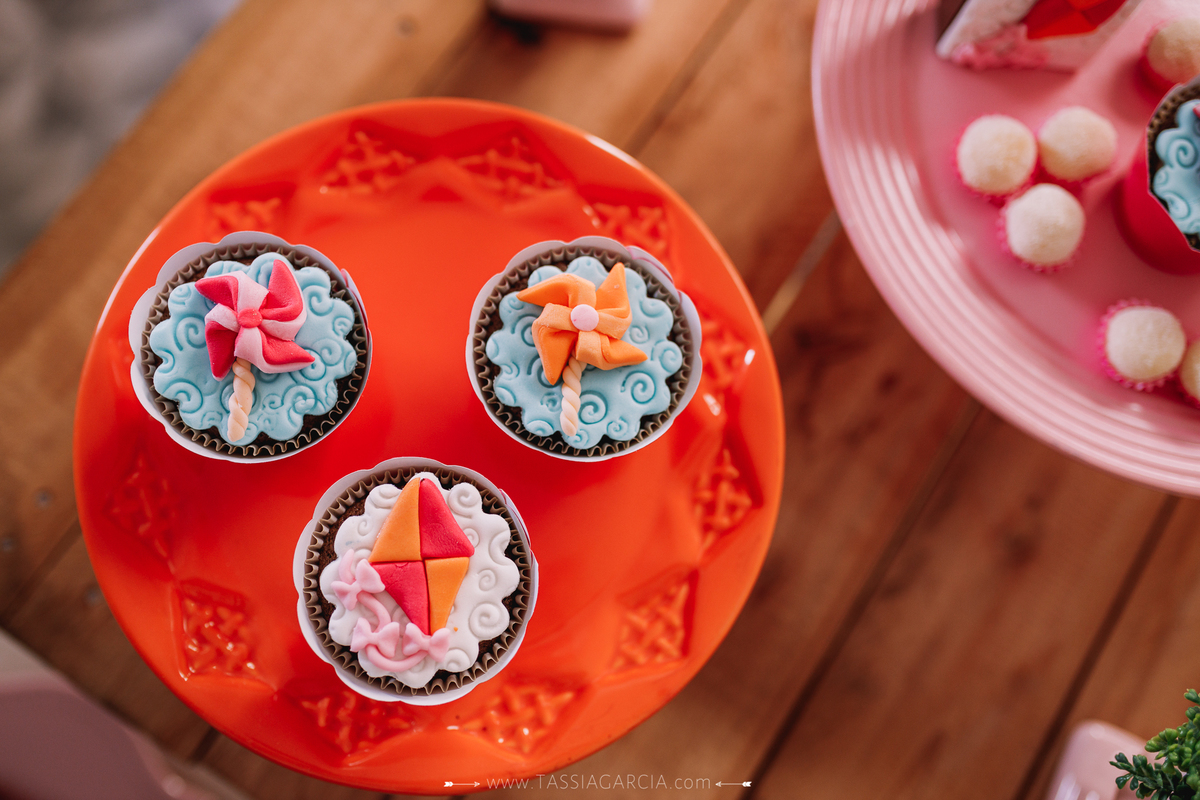 festa em casa quarentena decoração catavento e pipa 1 aninho ribeirão preto tássia garcia fotografia cup cake decorado