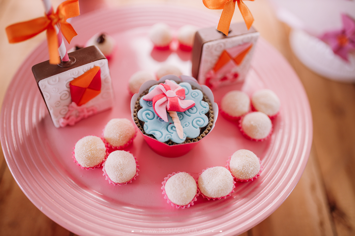 festa em casa quarentena decoração catavento e pipa 1 aninho ribeirão preto tássia garcia fotografia cup cake decorado