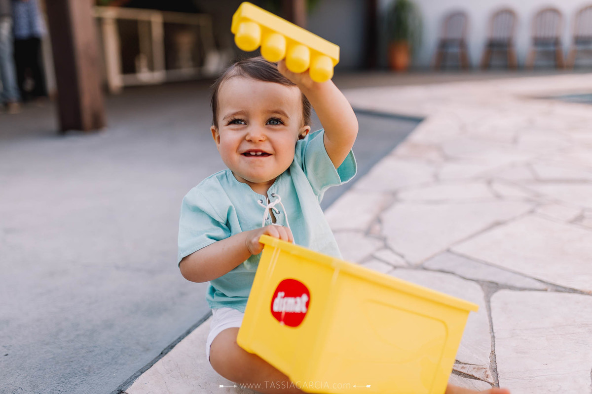 criança de 1 ano brincando festa intimista de menino em casa 1 aninho em ribeirão preto