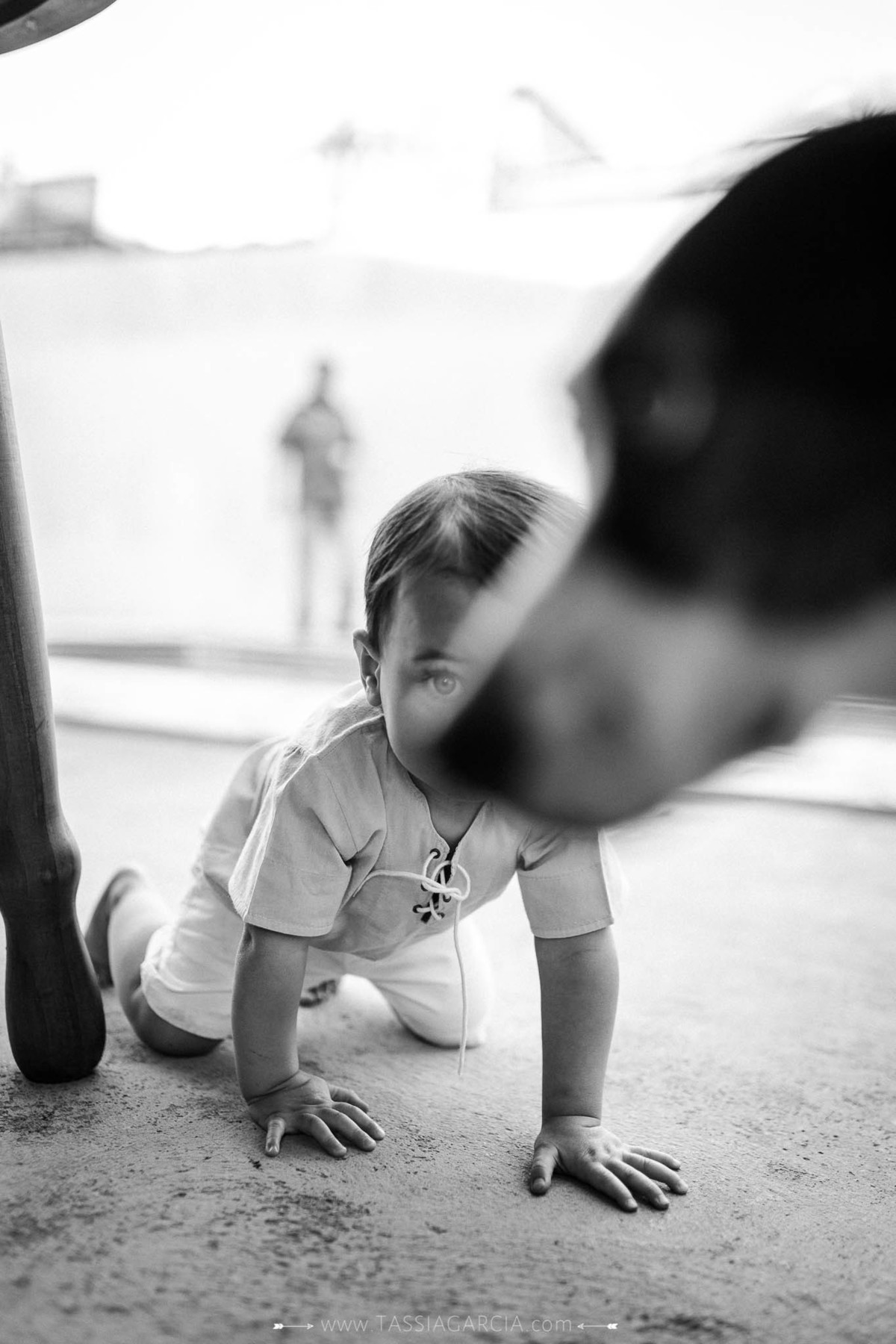 criança com cachorro de estimação em festa intimista de menino em casa 1 aninho em ribeirão preto