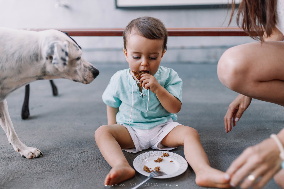 criança comendo bolo de aniversário hora do parabéns festa intimista de menino em casa 1 aninho em ribeirão preto