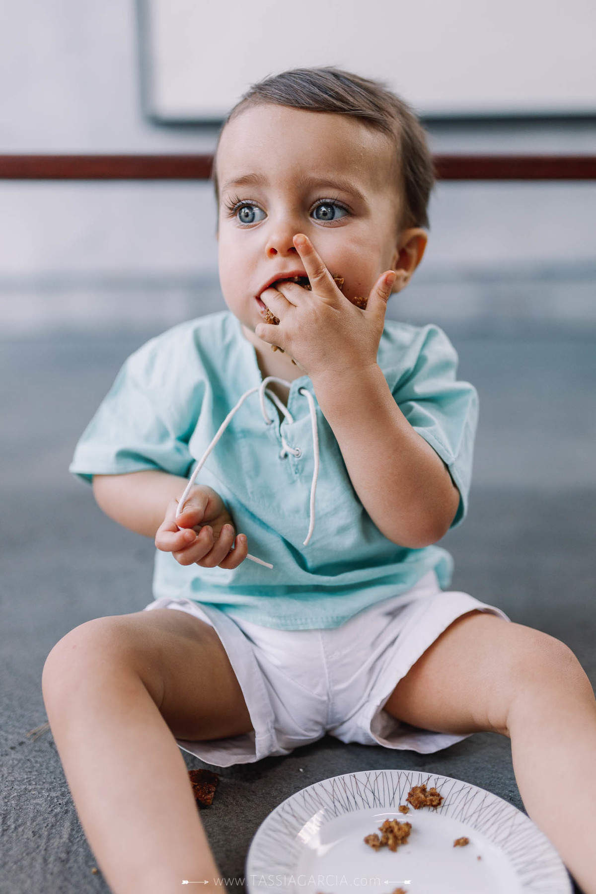 criança comendo bolo de aniversário hora do parabéns festa intimista de menino em casa 1 aninho em ribeirão preto