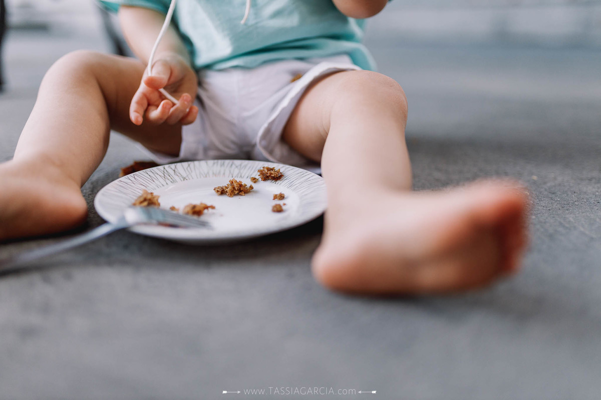 criança comendo bolo de aniversário hora do parabéns festa intimista de menino em casa 1 aninho em ribeirão preto