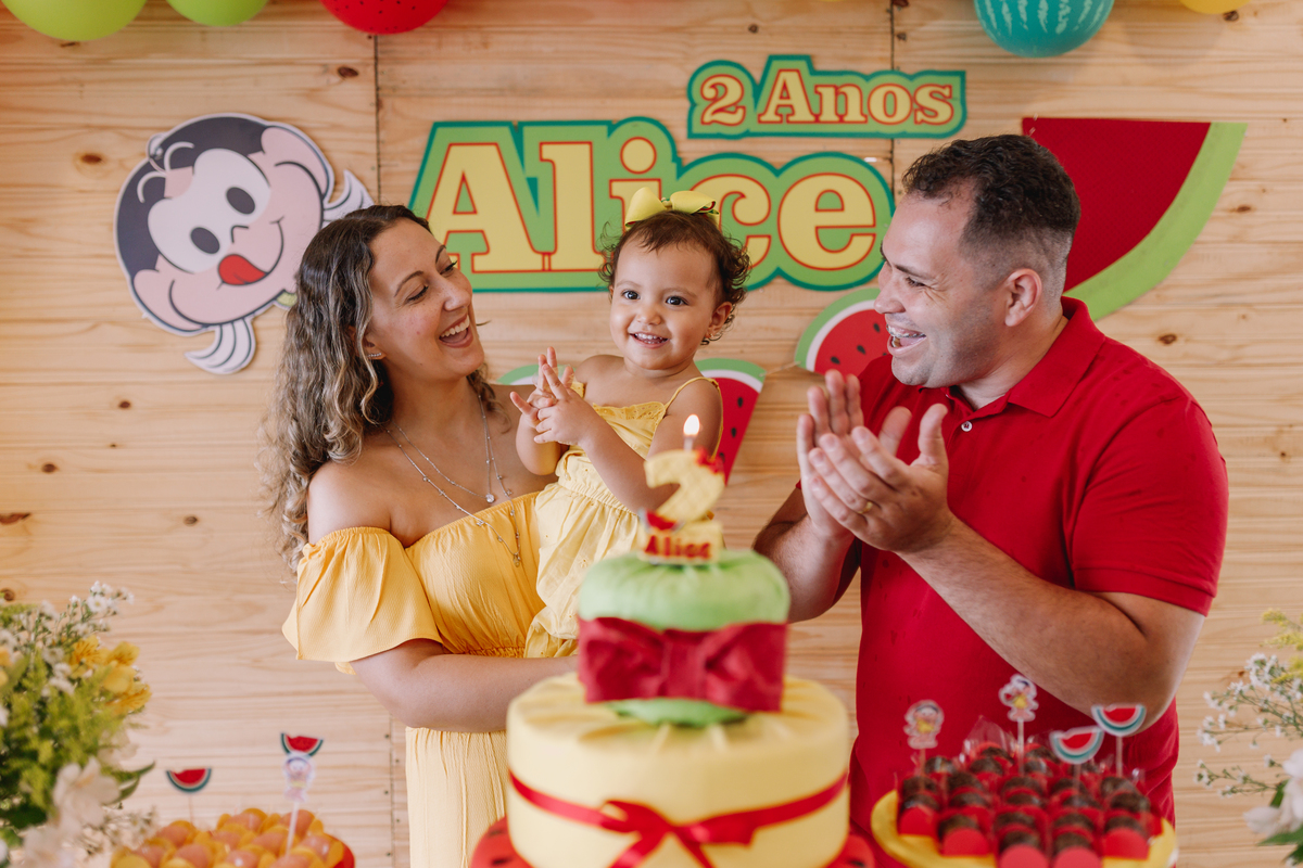 festa em casa com decoração no tema da magali aniversário de 2 anos em ribeirão preto tassia garcia fotografia cantando parabéns 