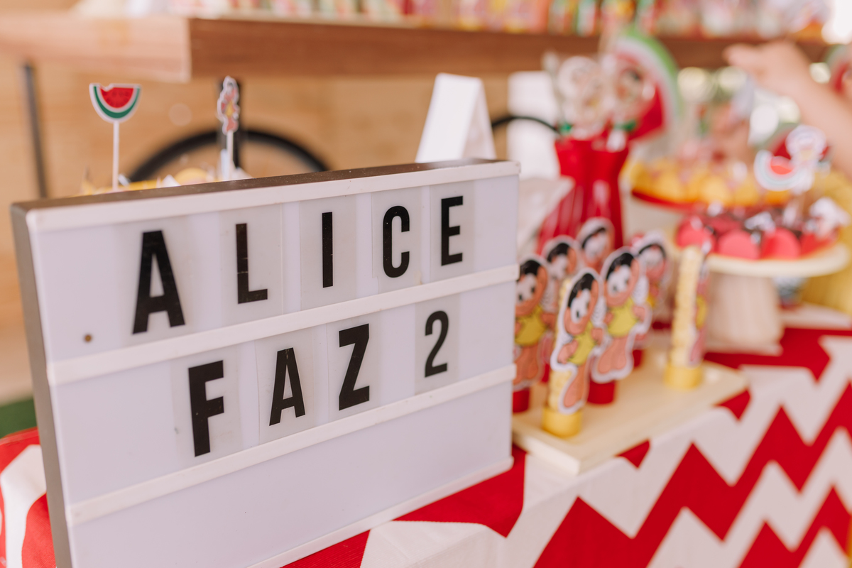 festa em casa com decoração no tema da magali aniversário de 2 anos em ribeirão preto tassia garcia fotografia letreiro com nome