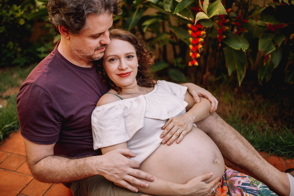 ensaio gestante em casa de bebê arco iris com cachorros no quintal ribeirão preto tassia garcia fotografia