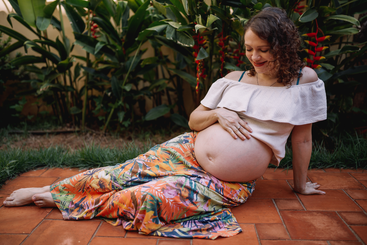 ensaio gestante em casa de bebê arco iris com cachorros no quintal ribeirão preto tassia garcia fotografia