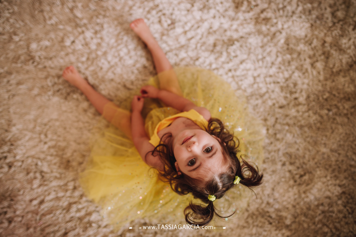 menina sentada olhando pra cima decoração de festa em casa tema pikachu ribeirão preto tassia garcia fotografia 