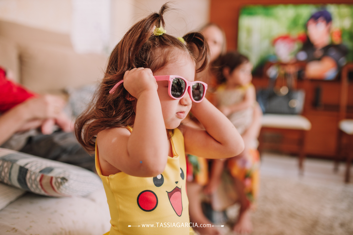 decoração de festa em casa tema pikachu ribeirão preto tassia garcia fotografia óculos de sol infantil