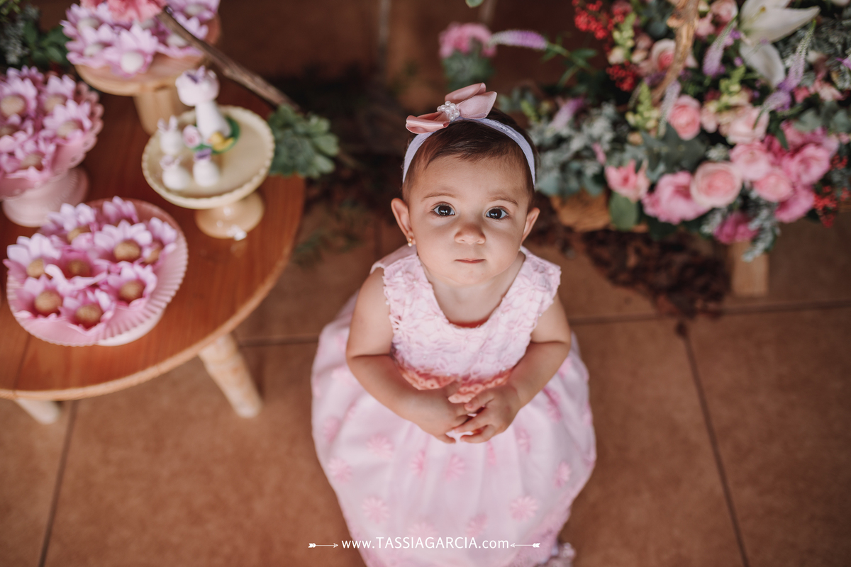 aniversario de 1 ano tema jardim encantado em casa decoração com flores naturais carol garavelo tassia garcia fotografia