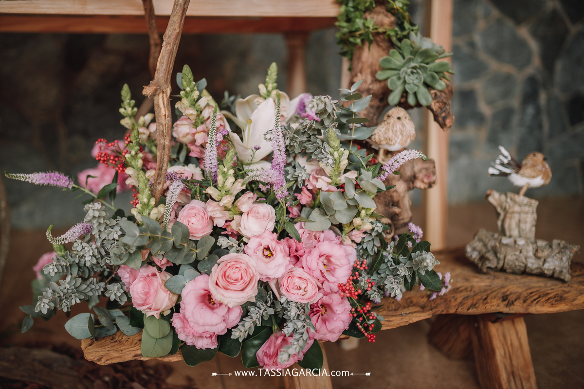 aniversario de 1 ano tema jardim encantado em casa decoração com flores naturais carol garavelo tassia garcia fotografia