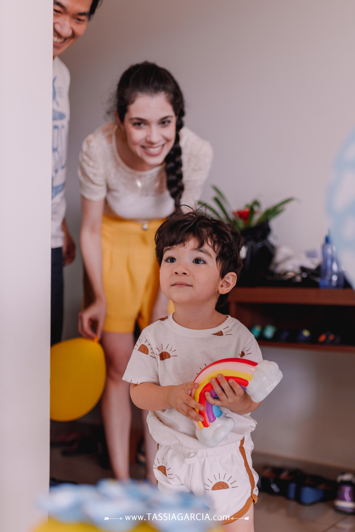 criança vendo a decoração da festa com balão na mão