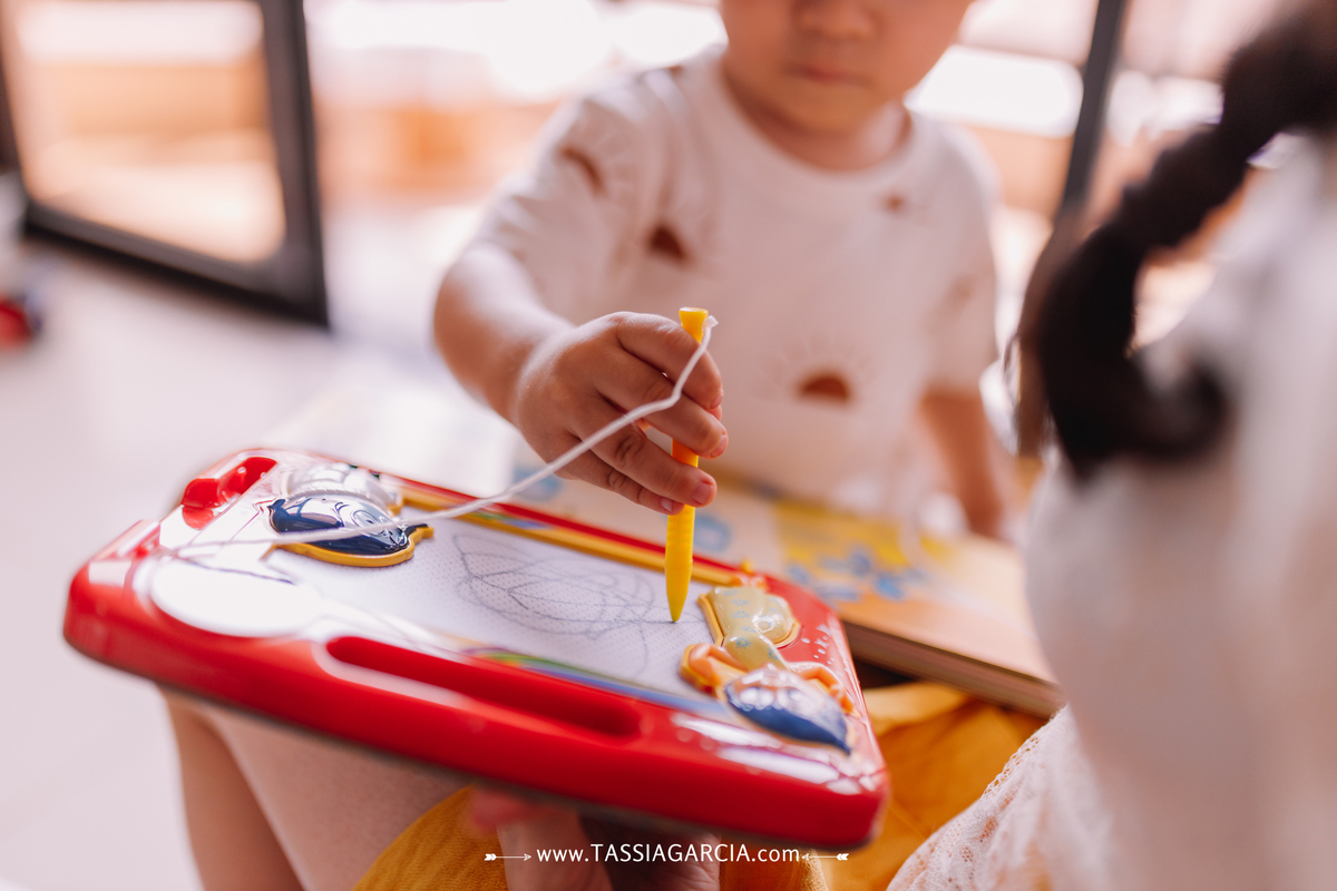 festa de 2 anos em casa com o tema céu, decoração feita pela mãe presente lousa magica criança brincando
