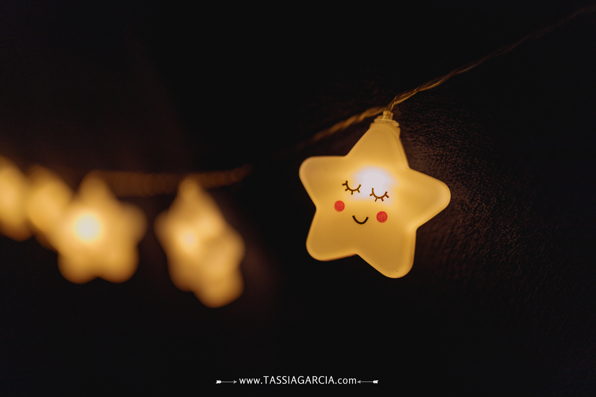 festa de 2 anos em casa com o tema céu, decoração feita pela mãe luzinhas de estrela