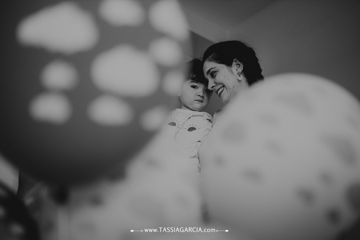 mãe e filho com balão de nuvem