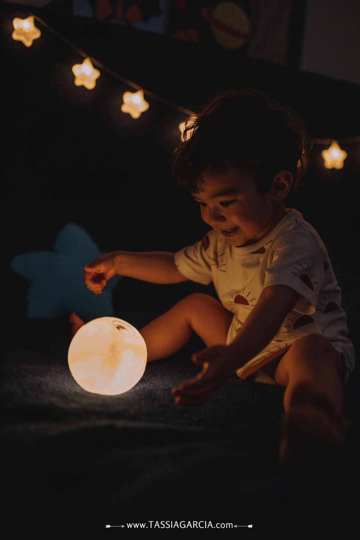 festa de 2 anos em casa com o tema céu, decoração feita pela mãe criança segurando a lua