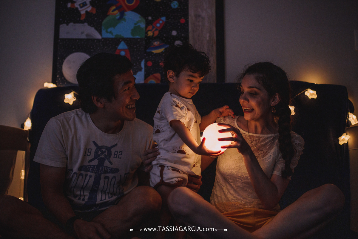 festa de 2 anos em casa com o tema céu, decoração feita pela mãe criança segurando a lua