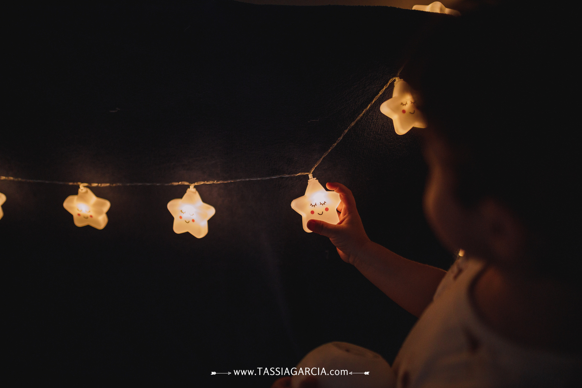 festa de 2 anos em casa com o tema céu, decoração feita pela mãe criança segurando a lua