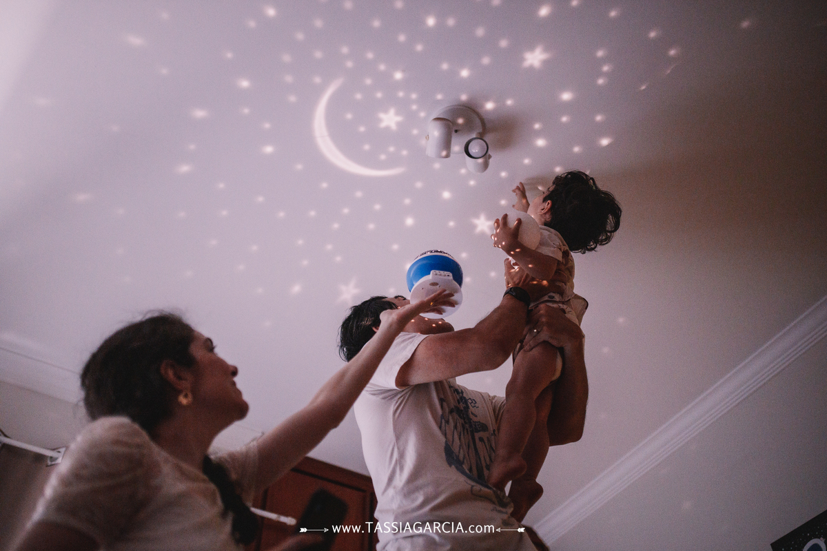 festa de 2 anos em casa com o tema céu, decoração feita pela mãe criança segurando a lua