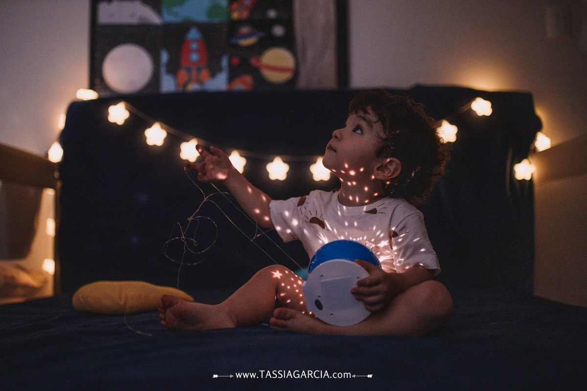 festa de 2 anos em casa com o tema céu, decoração feita pela mãe criança segurando a lua