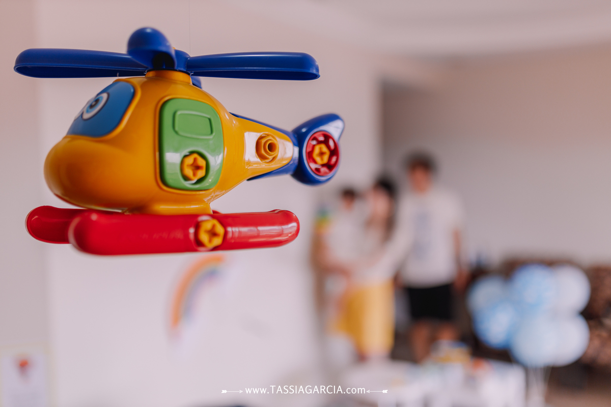 festa em casa com o tema céu, decoração feita pela mãe com helicoptero de brinquedo