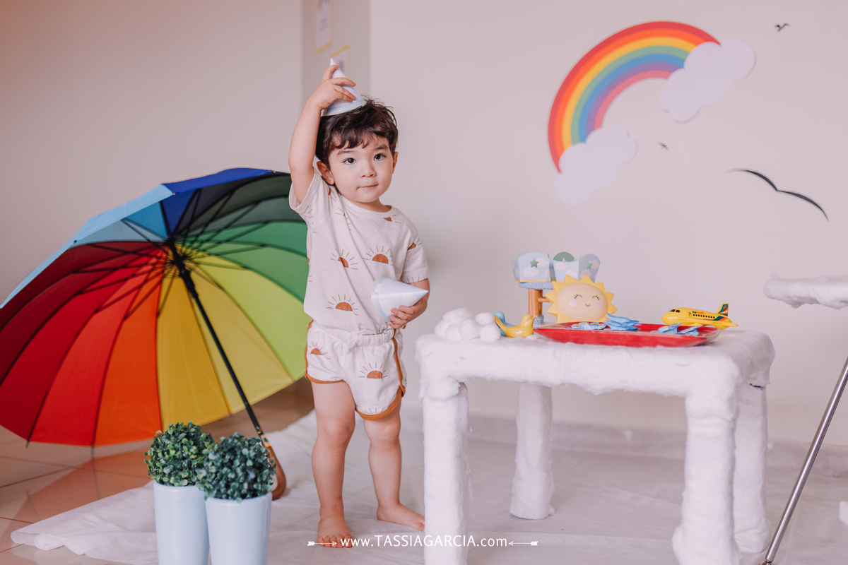 festa de 2 anos em casa com o tema céu, decoração feita pela mãe colocando chapeuzinho