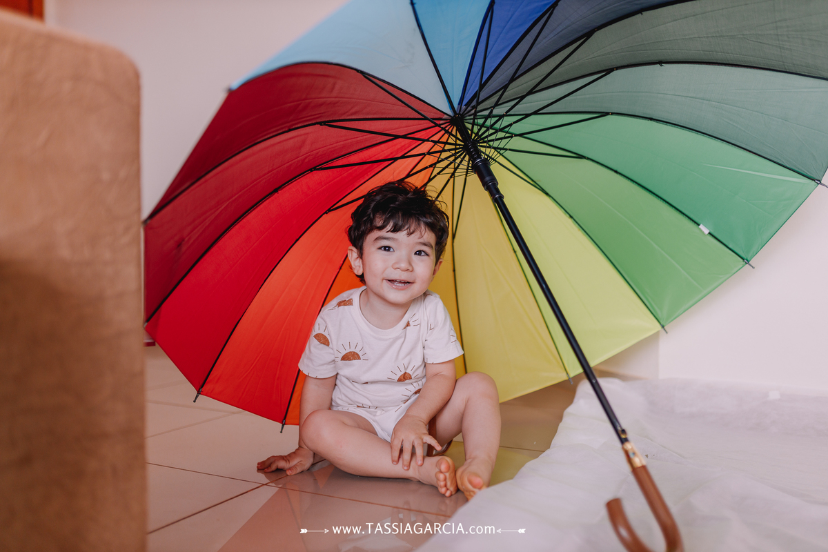 festa de 2 anos em casa com o tema céu, decoração feita pela mãe guarda chuva de arco irir