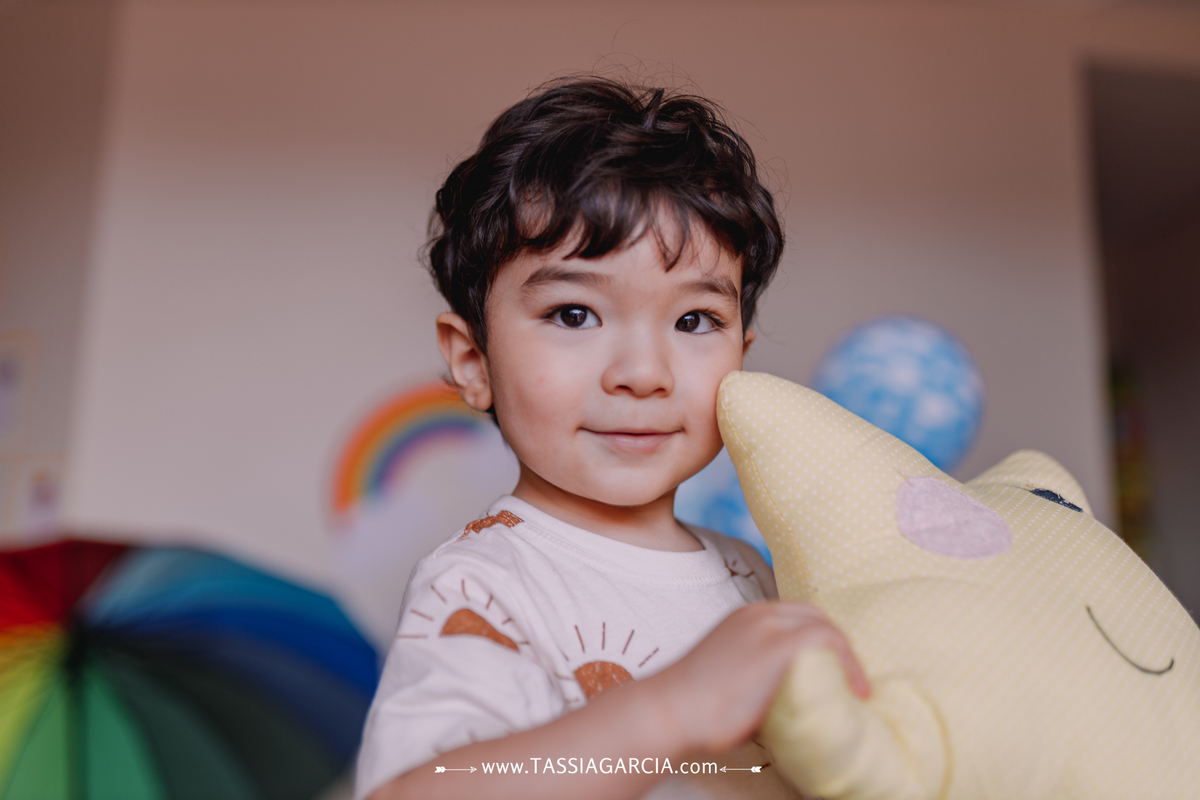 festa de 2 anos em casa com o tema céu, decoração feita pela mãe almofada de estrela