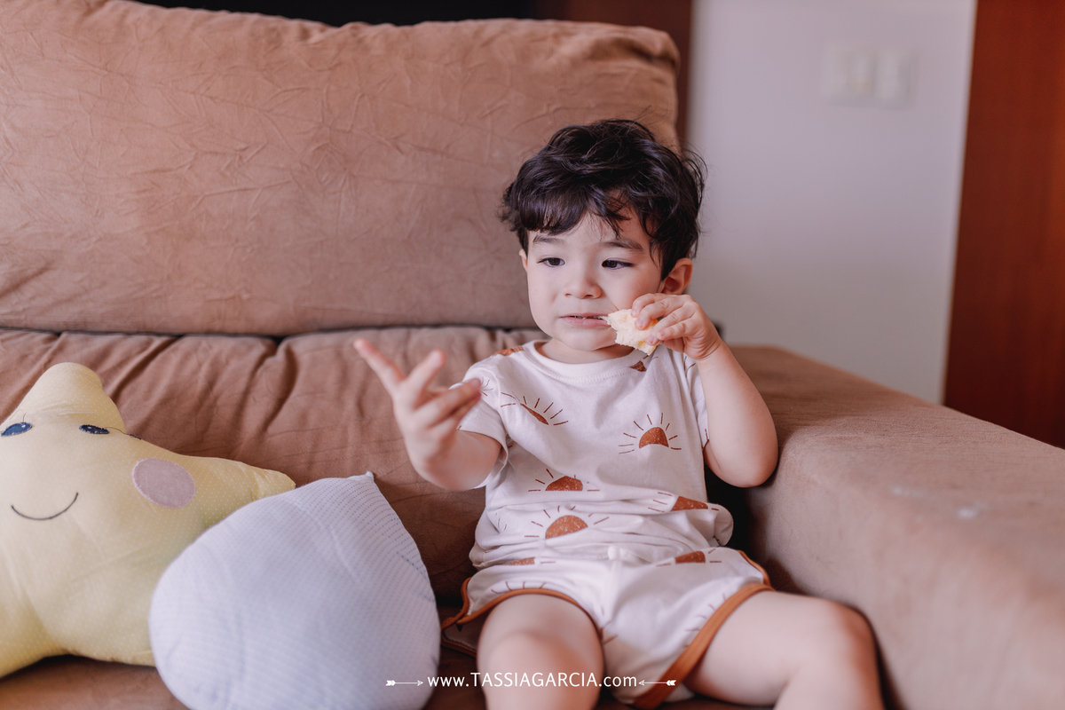 festa de 2 anos em casa com o tema céu, decoração feita pela mãe comendo pao de queijo