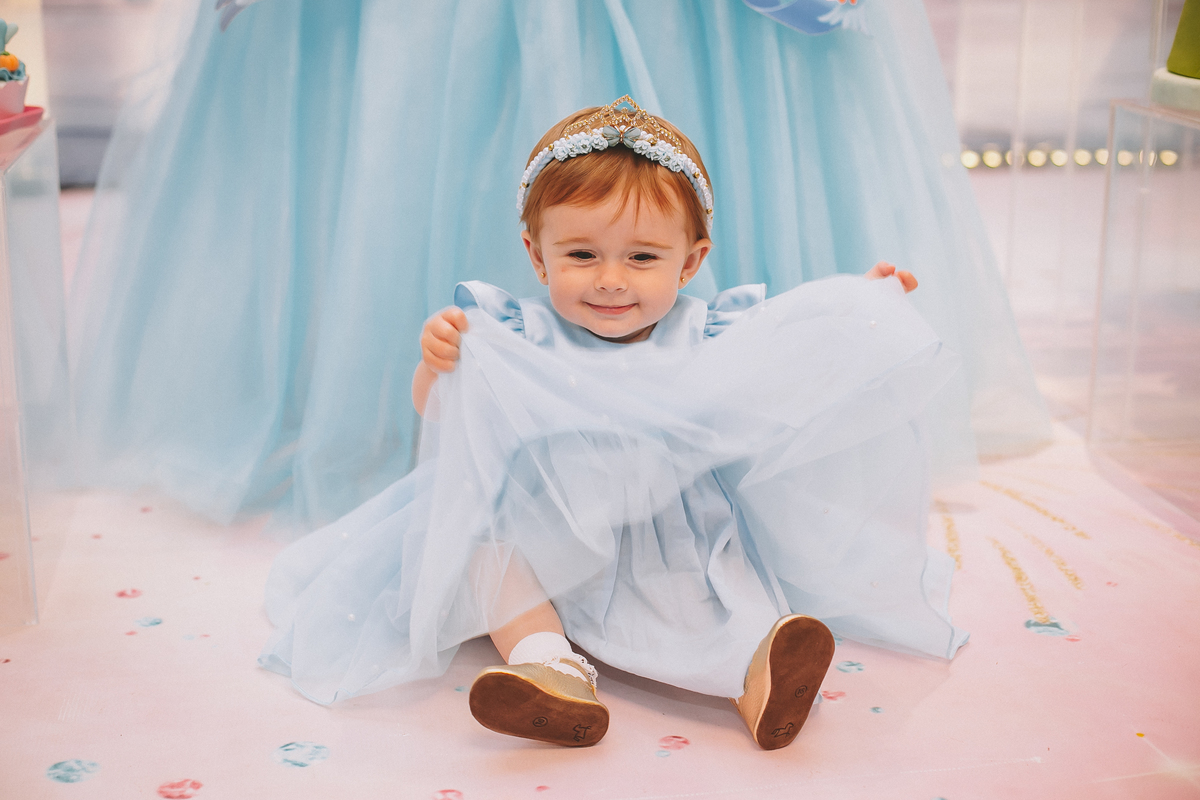 Maria Vitória comemorando seu primeiro aninho, cheia de alegria e espontaneidade no início da festa