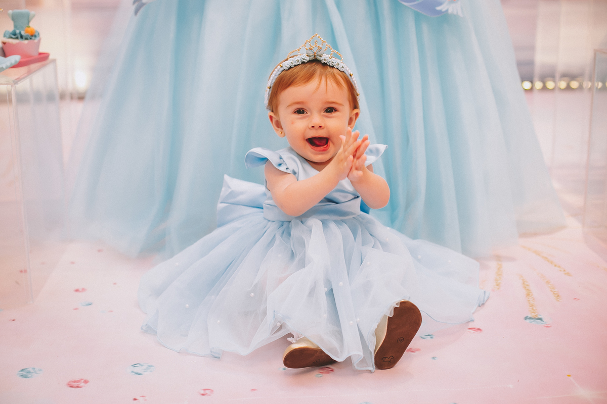 Maria Vitória comemorando seu primeiro aninho, cheia de alegria e espontaneidade no início da festa