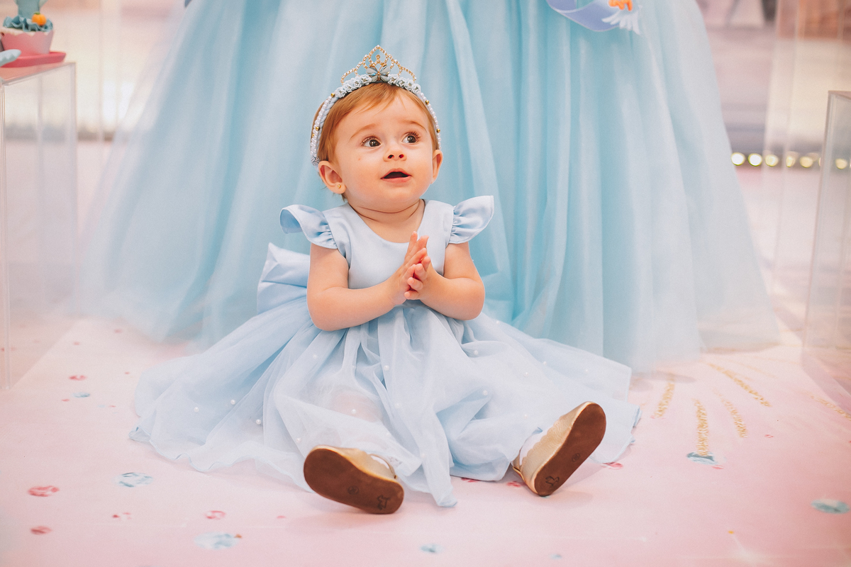 Maria Vitória comemorando seu primeiro aninho, cheia de alegria e espontaneidade no início da festa