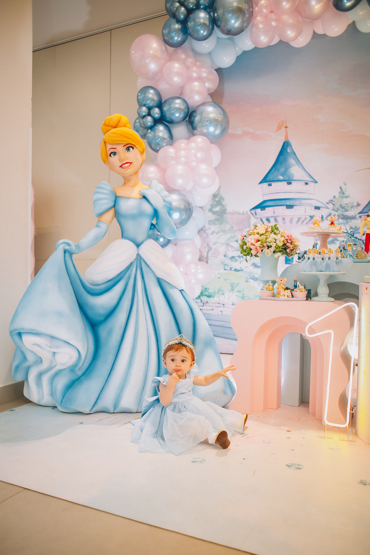 Maria Vitória comemorando seu primeiro aninho, cheia de alegria e espontaneidade no início da festa