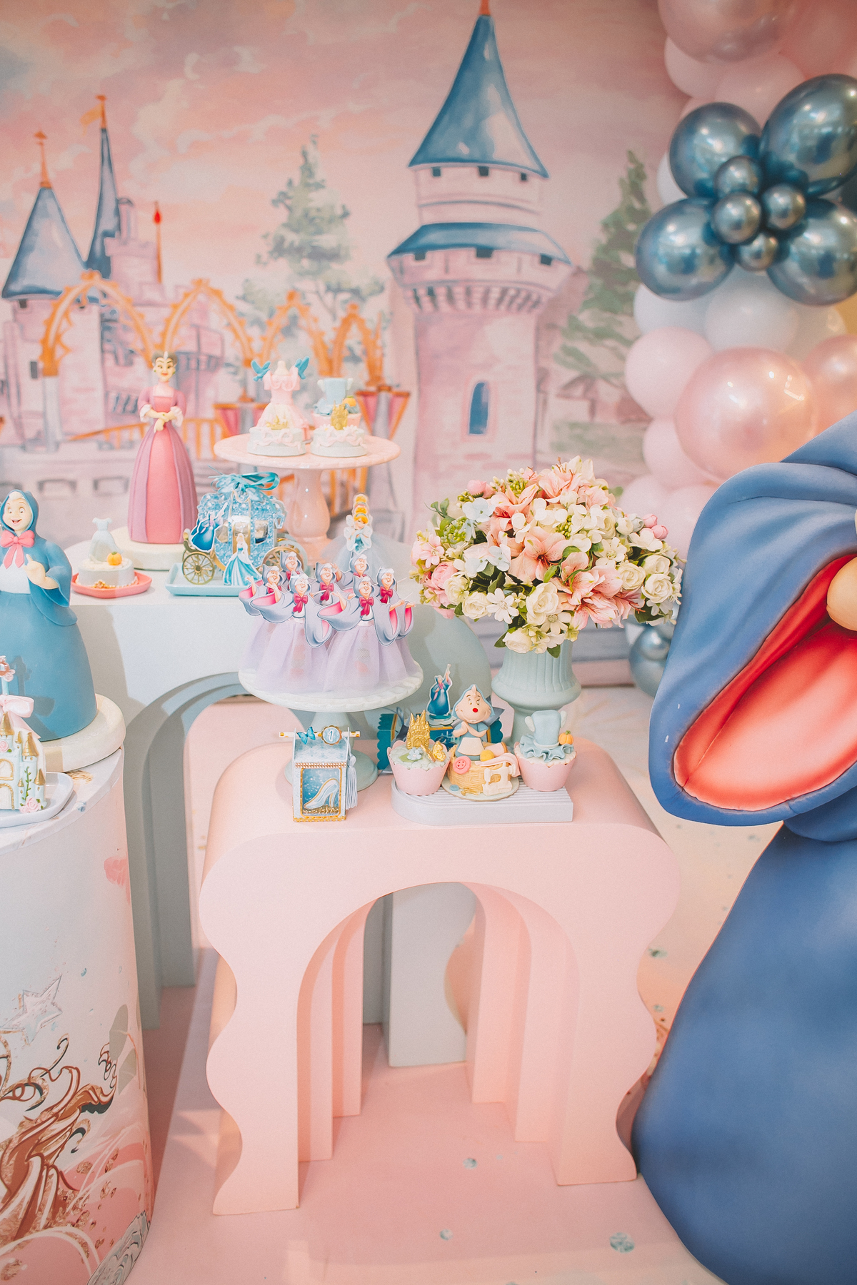 Decoração de aniversário infantil delicada para 1 aninho, com detalhes encantadores da mesa e ambientação da festa em Palhoça SC