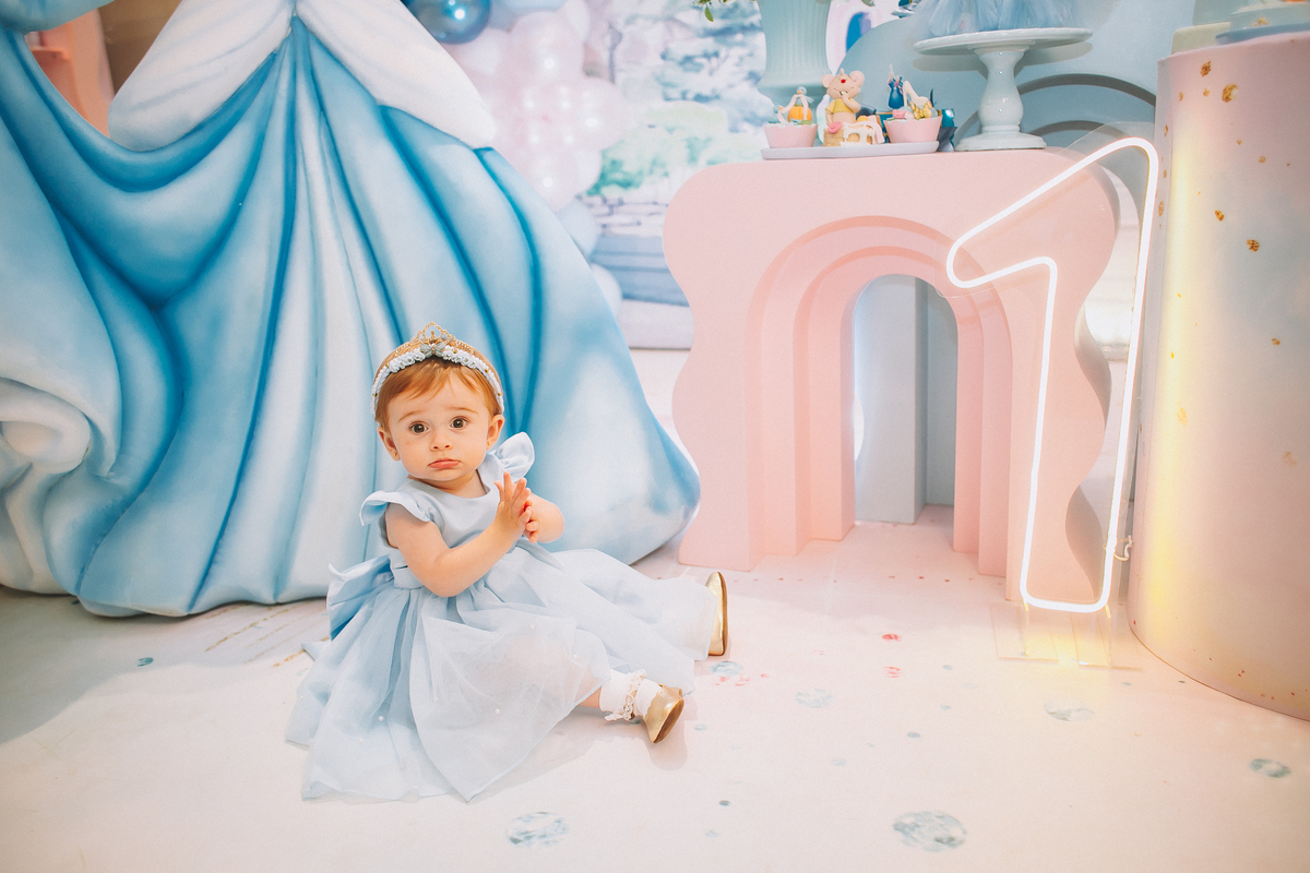 Maria Vitória comemorando seu primeiro aninho, cheia de alegria e espontaneidade no início da festa