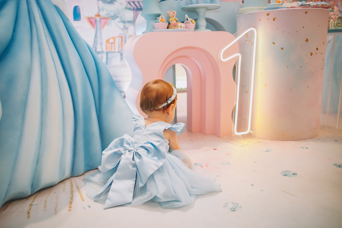 Maria Vitória comemorando seu primeiro aninho, cheia de alegria e espontaneidade no início da festa