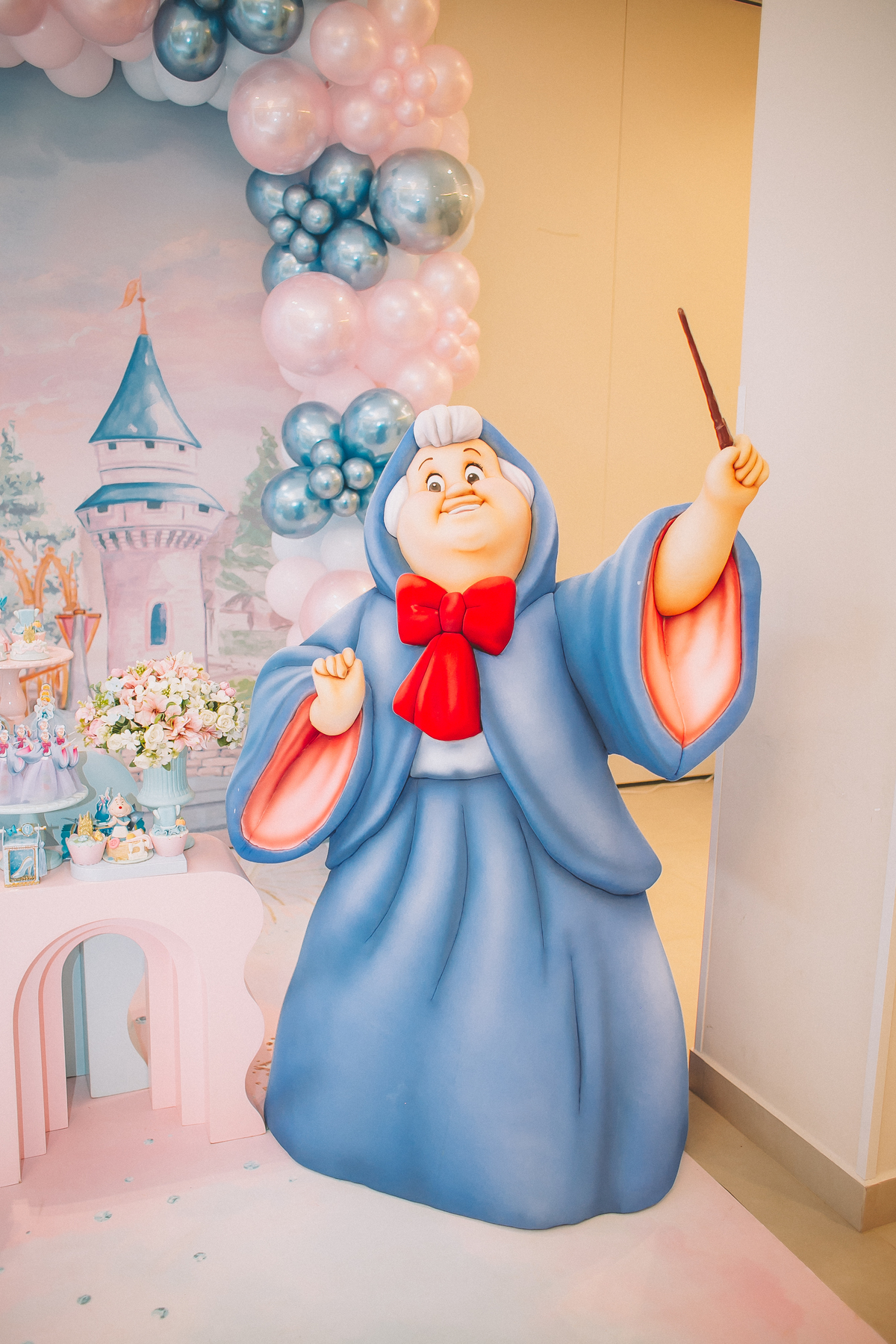 Decoração de aniversário infantil delicada para 1 aninho, com detalhes encantadores da mesa e ambientação da festa em Palhoça SC