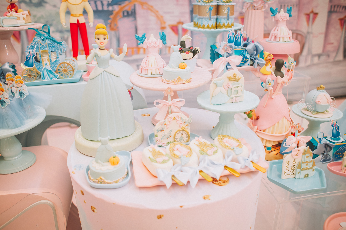 Mesa decorada para festa infantil de 1 aninho, com riqueza de detalhes e cores suaves com o tema cinderela