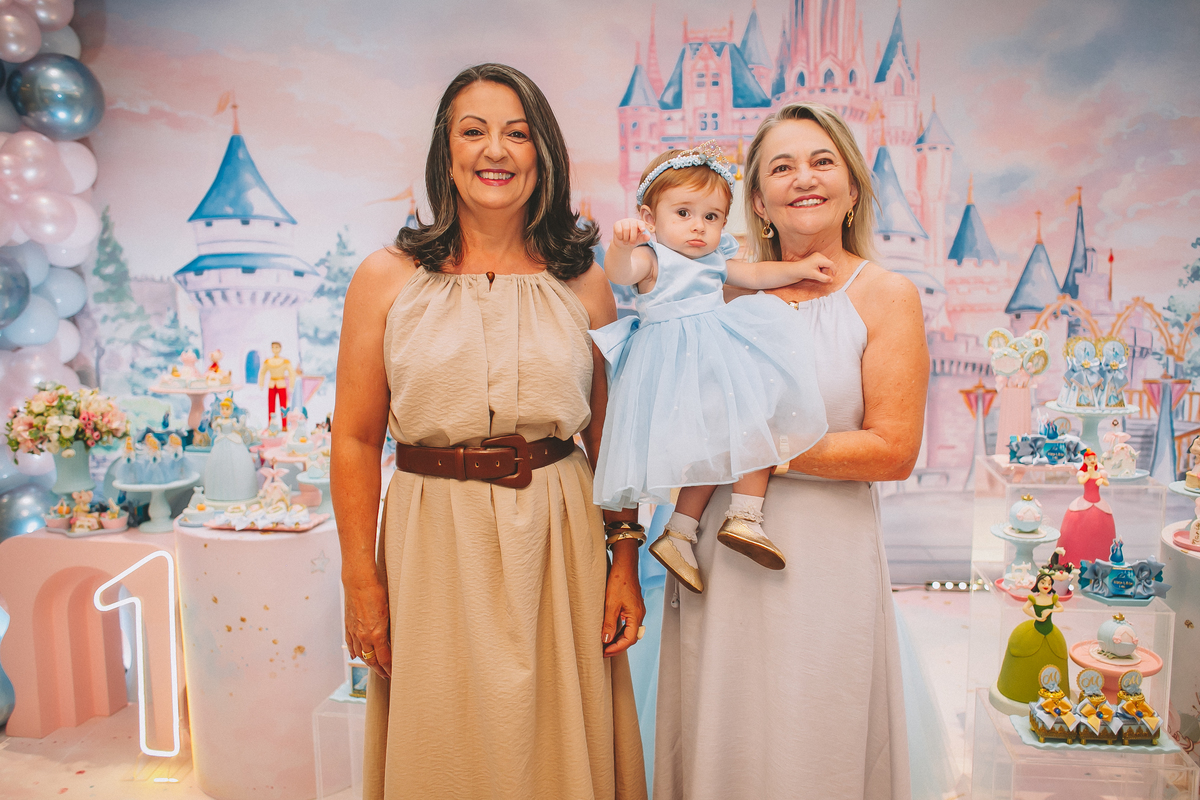 Maria Vitória celebrando seu primeiro aniversário ao lado das avós, em um momento cheio de carinho e afeto
